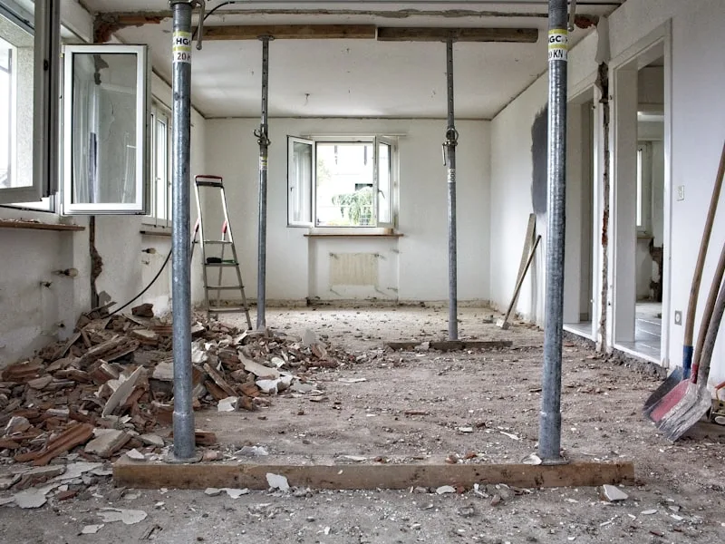 Photo de chantier de maçonnerie : rénovation intérieure en cours, à partager sur ses réseaux pour attirer des clients